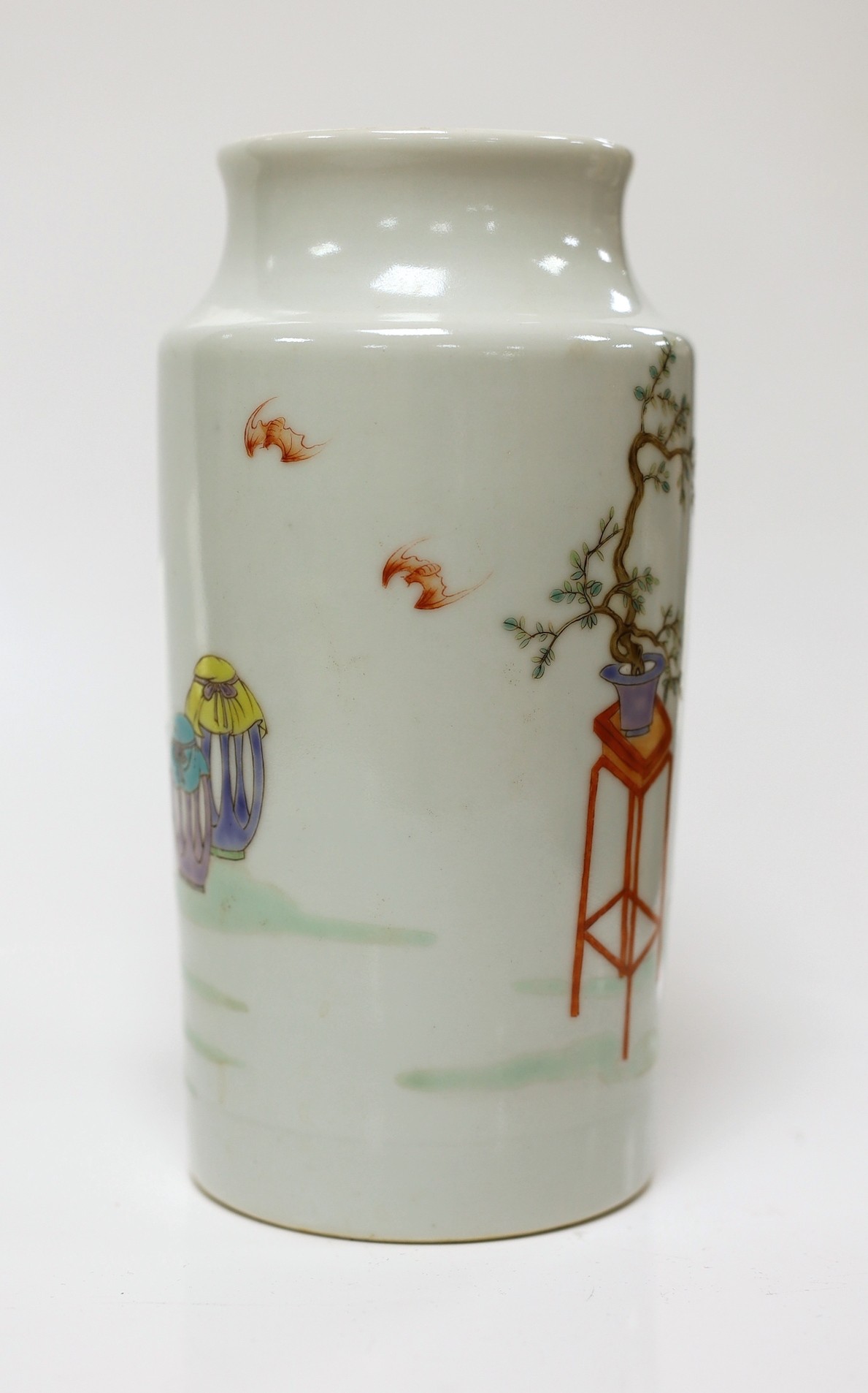 A Chinese famille rose figural cylindrical vase, 18.5cm tall